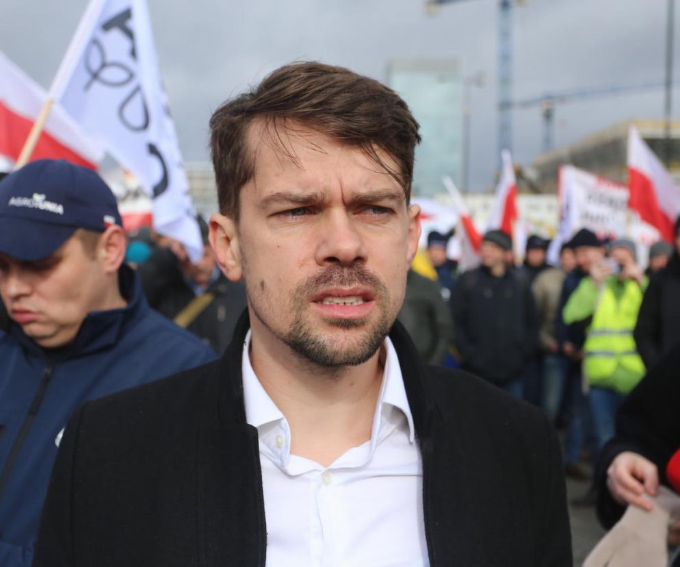 Michał Kołodziejczak na tle tłumu z flagami Polski i Agrounii. O jego przyszłości politycznej przeczytasz na Eska.