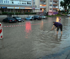 Burze nad Polską. Tysiące interwencji strażackich, połamane drzwa, uszkodzone dachy 
