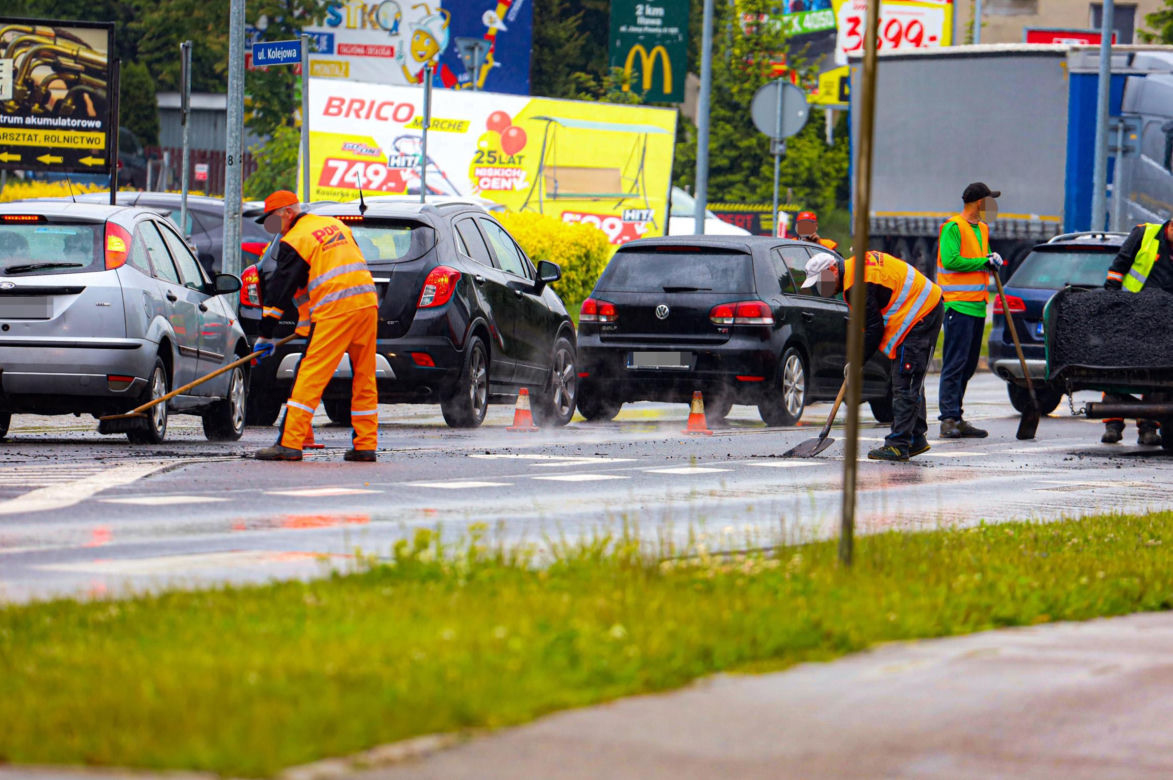 Robotnicy pracują w ulewę