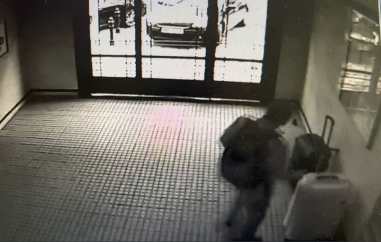 Ukradł walizki z klatki schodowej. Przed policją schował się... pod łóżko