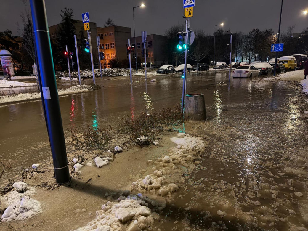 Kilkanaście awarii wodociągowych w Nowy Rok w Warszawie, zalane ulice. Kilkadziesiąt budynków bez wody