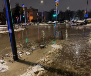 Kilkanaście awarii wodociągowych w Nowy Rok w Warszawie, zalane ulice. Kilkadziesiąt budynków bez wody