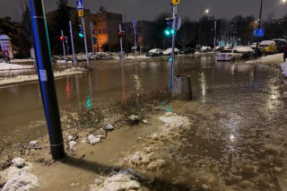 Kilkanaście awarii wodociągowych w Nowy Rok w Warszawie, zalane ulice. Kilkadziesiąt budynków bez wody