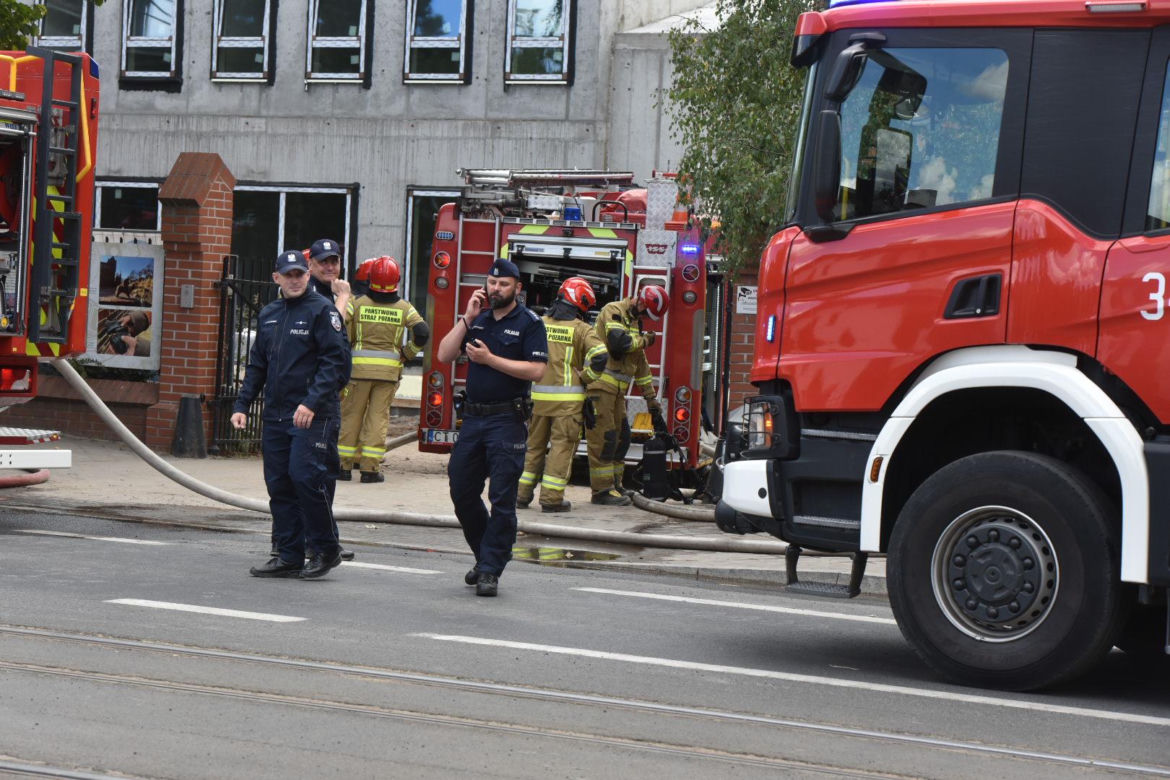 Pożar dachu budowanego budynku straży pożarnej. Zdjęcia z miejsca zdarzenia