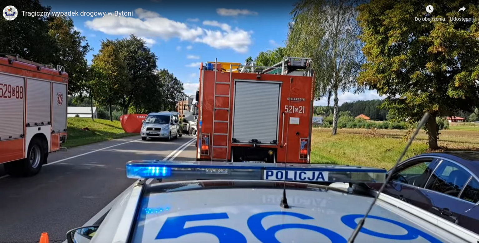 Przerażający wypadek pod Starogardem Gdańskim. Dwóch 30-latków zginęło w zmasakrowanym mercedesie [ZDJĘCIA].