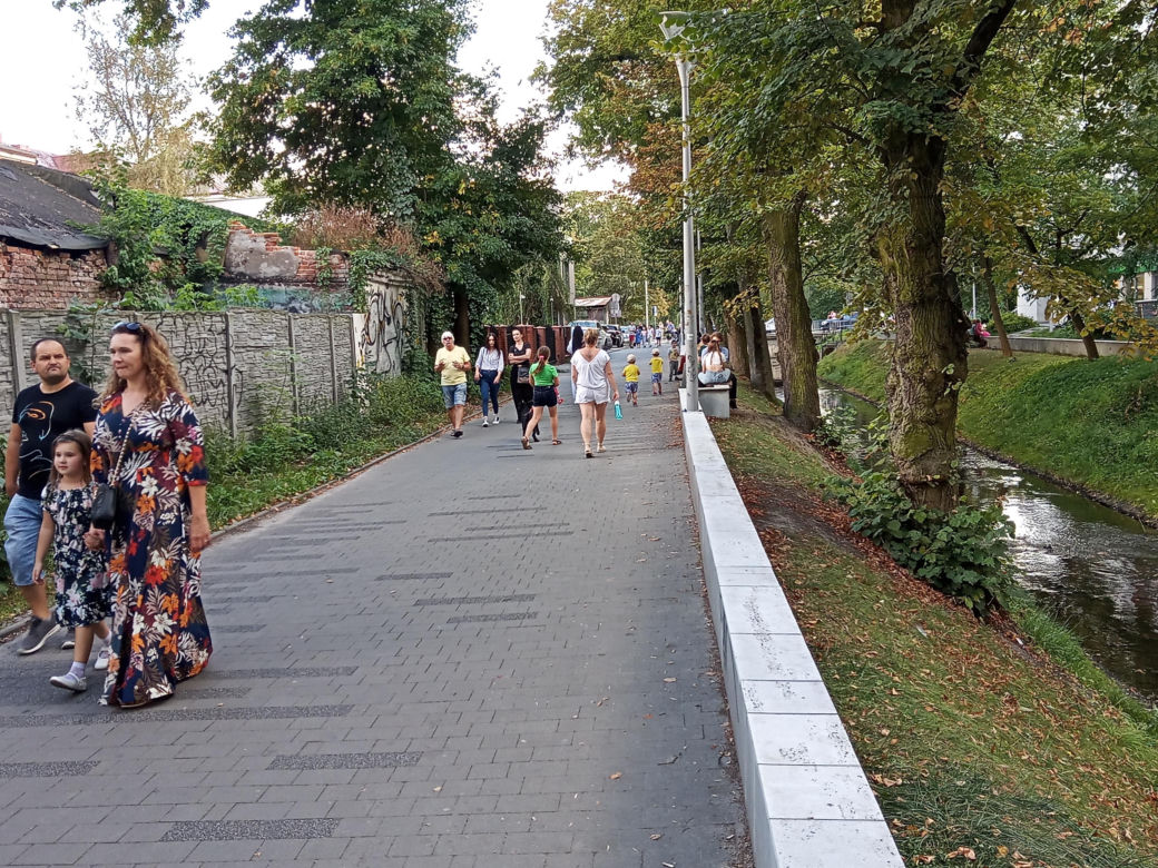 Ostatnia niedziela lata 2023 w Kielcach. Tłumy w centrum miasta