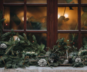 Zewnętrzne dekoracje okien na Boże Narodzenie