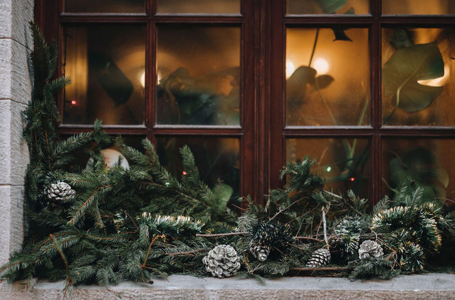 Zewnętrzne dekoracje okien na Boże Narodzenie
