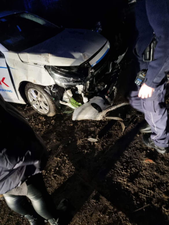 Pruszcz: Wbił się autem z wypożyczalni w płot i skasował dwa auta [ZDJĘCIA]