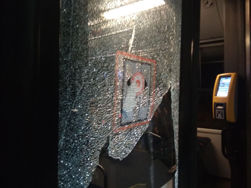 Ostrzelanie autobusu pod Krakowem. Kierowca i pasażerowie cudem uniknęli śmierci!