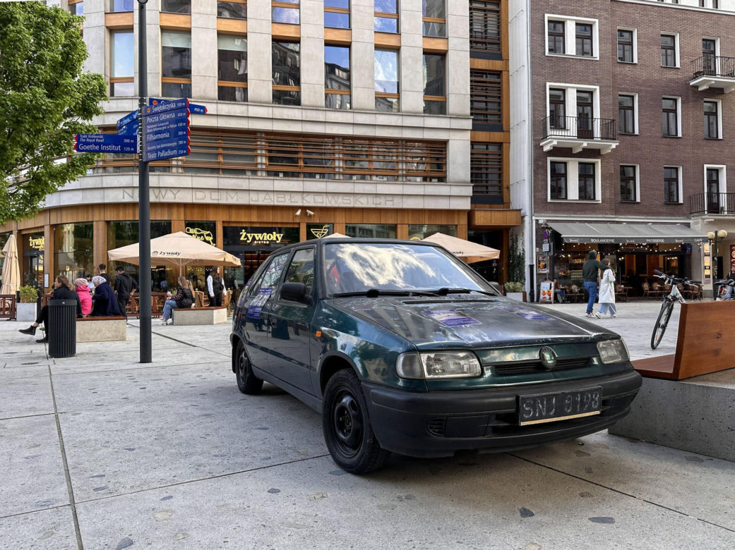 Akcja Miejskiej Agendy Parkingowej na placu Pięciu Rogów w Warszawie