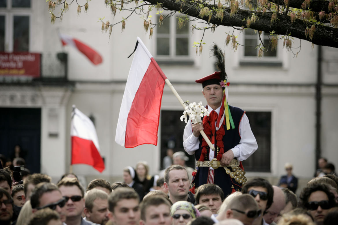 Morze łez, setki krakowian na ulicach. Tak żegnano ofiary katastrofy smoleńskiej 10 lat temu