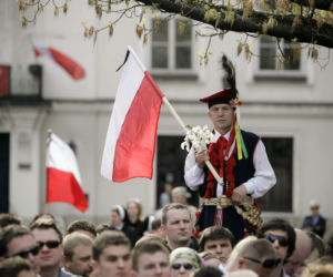 Morze łez, setki krakowian na ulicach. Tak żegnano ofiary katastrofy smoleńskiej 10 lat temu