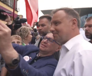 Andrzej Duda w Katowicach spotkał się z mieszkańcami. Były wspólne zdjęcia, uściski dłoni i... kawa [ZDJĘCIA, WIDEO]