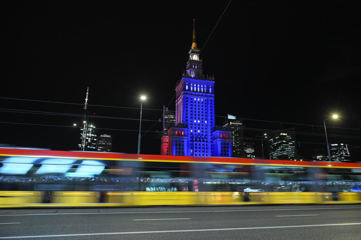 Pałac Kultury podświetlony w barwach Unii Europejskiej