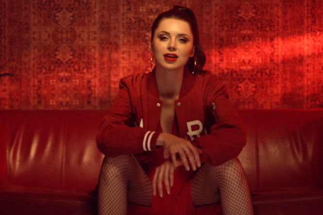 Monika Lewczuk i Antek Smykiewicz w piosence Biegnę [VIDEO]