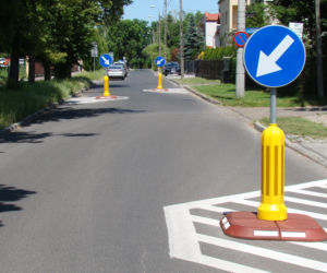 Drogowy absurd? Kierowcy z Tarnowa muszą jeździć slalomem!