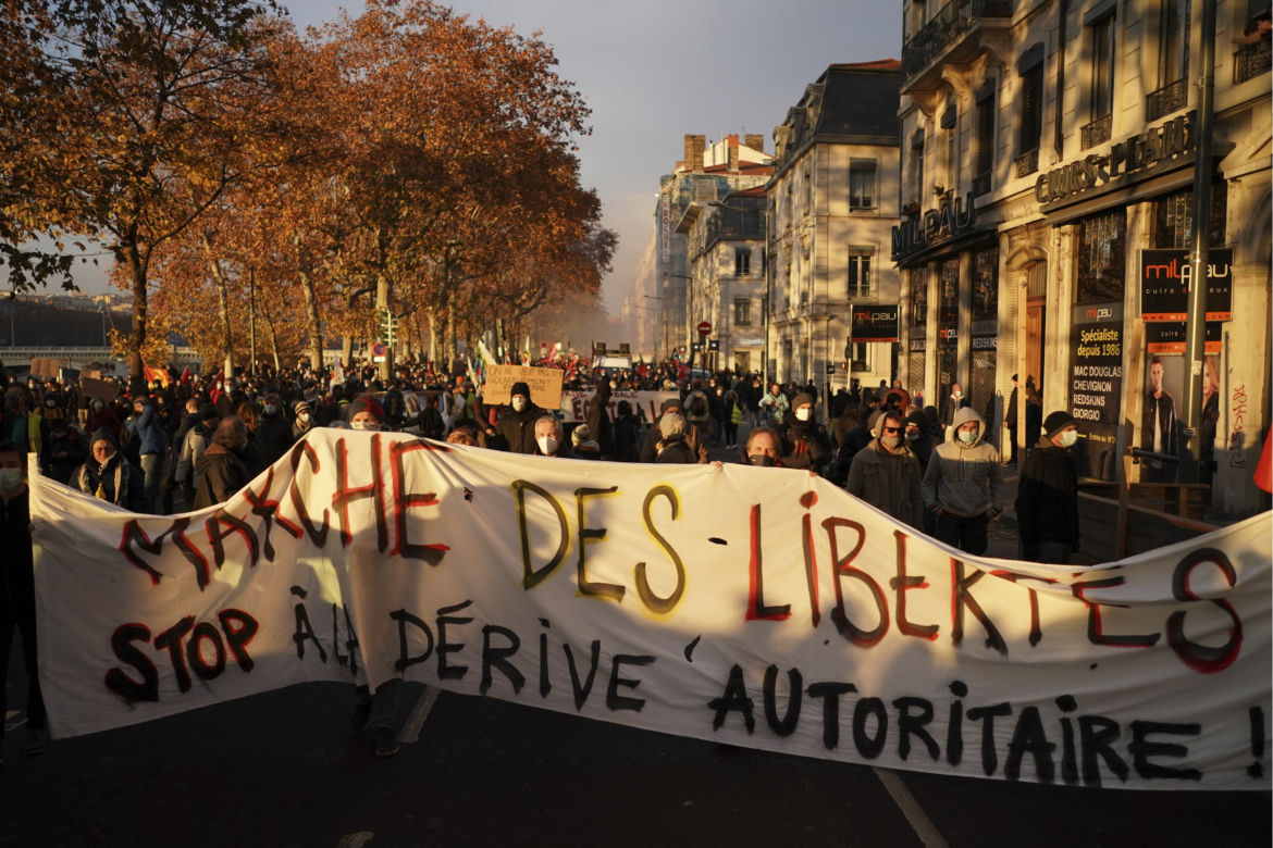 Francja płonie! Wielki atak na policję, dziesiątki rannych