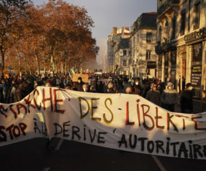 Francja płonie! Wielki atak na policję, dziesiątki rannych