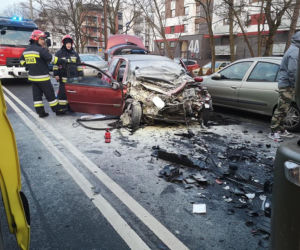 Groźny wypadek na Powstańców Warszawy w Bydgoszczy! Kierowca był uwięziony w aucie! [ZDJĘCIA]