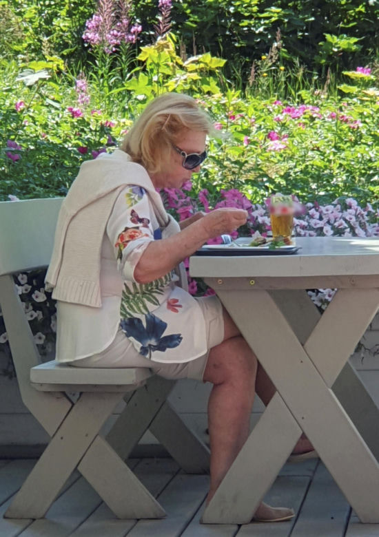 Ewa Wiśniewska je samotnie obiad nad morzem