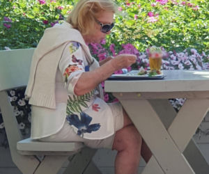 Ewa Wiśniewska je samotnie obiad nad morzem