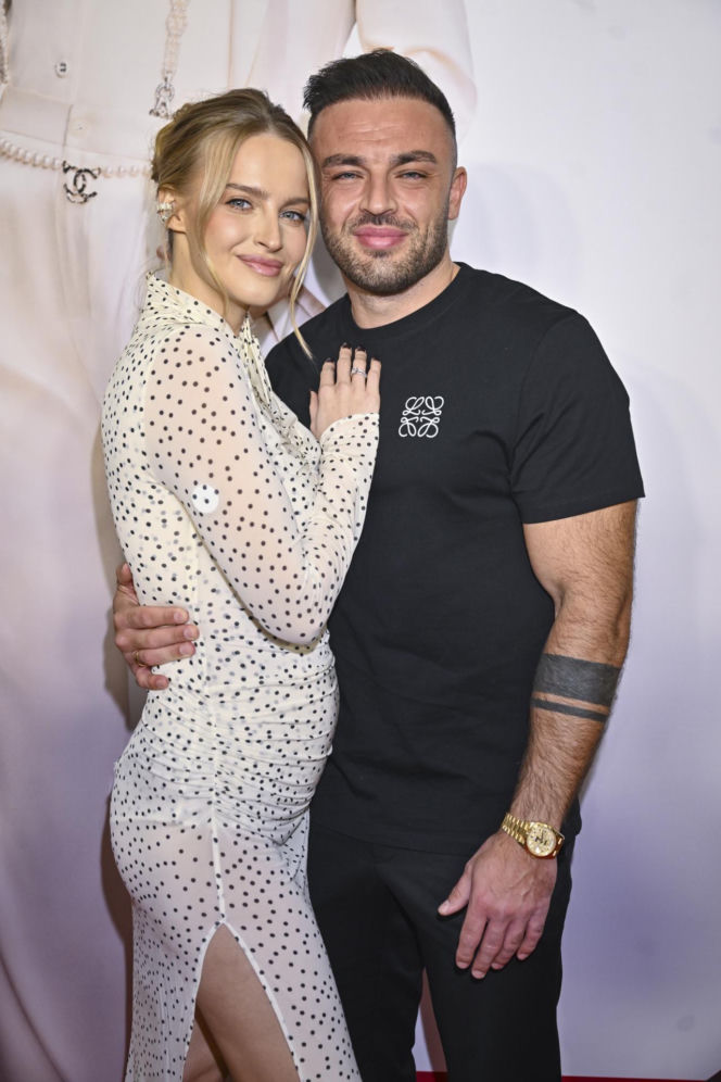 Karolina Pisarek-Salla, Roger Salla