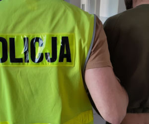 Poszukiwany mężczyzna rzucił się na policjantów z nożami