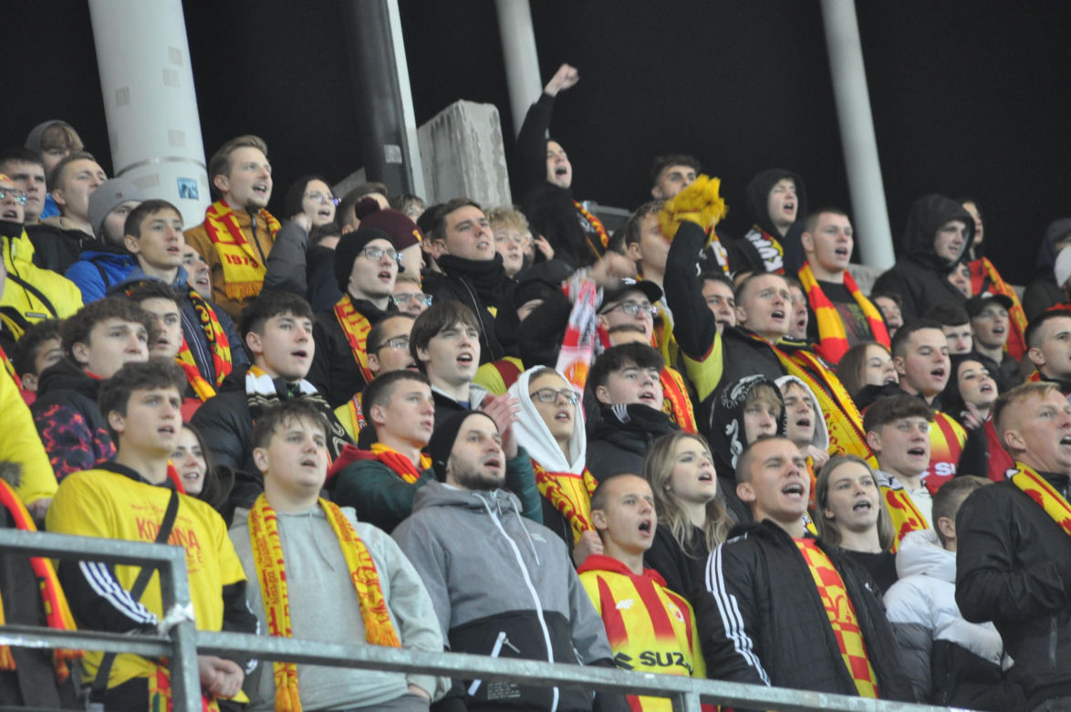 Żółto-czerwono na Suzuki Arenie! Zdjęcia kibiców na meczu Korona Kielce - Jagiellonia Białystok