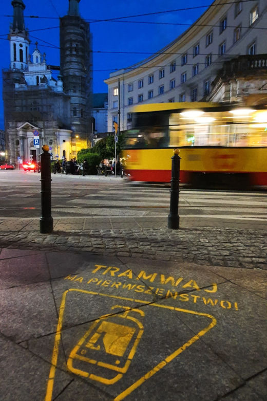 "Tramwaj ma pierwszeństwo". Kto umieścił napisy na pl. Zbawiciela?