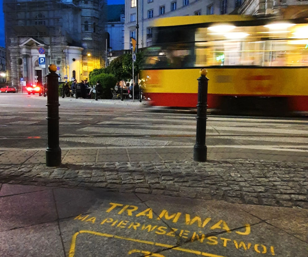 Tramwaj ma pierwszeństwo. Kto umieścił napisy na pl. Zbawiciela?