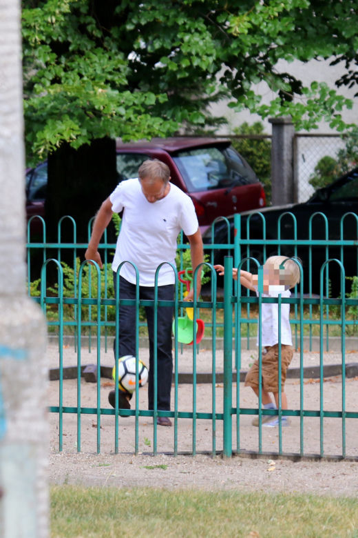 Donald Tusk. Z wnukiem harata w gałę.