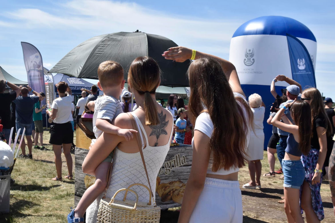 Rodzinny Piknik Lotniczy w Gryźlinach 2023. Lotnicy-akrobaci zachwycili publiczność