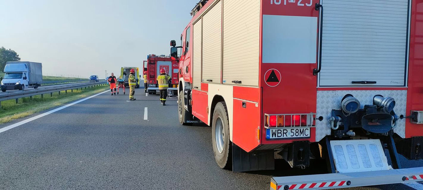 Potworny wypadek pod Białobrzegami! 55-latek zjechał nas pas awaryjny, ale zmiażdżyła go ciężarówka [ZDJĘCIA]