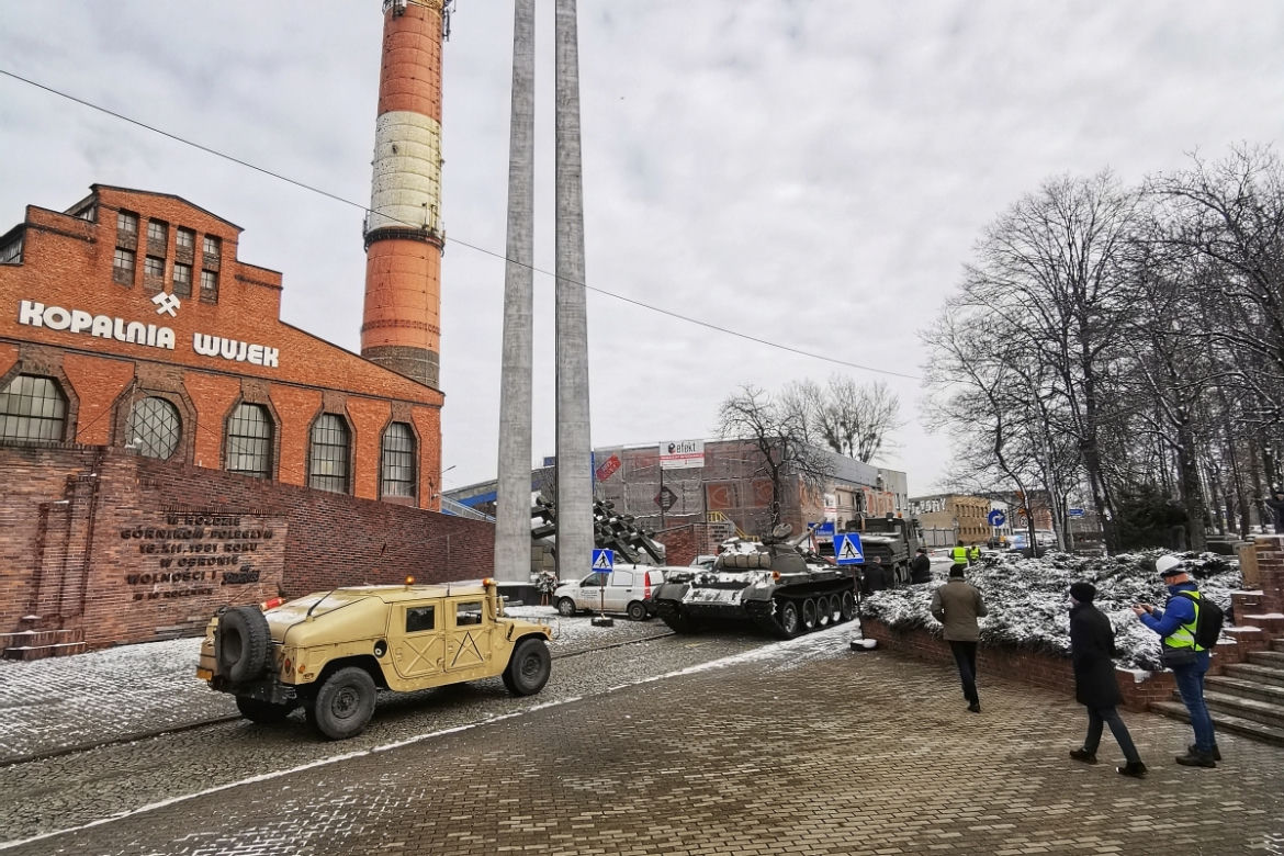 Katowice: Do kopalni "Wujek" wjechał czołg. To nowy eksponat muzealny [ZDJĘCIA]