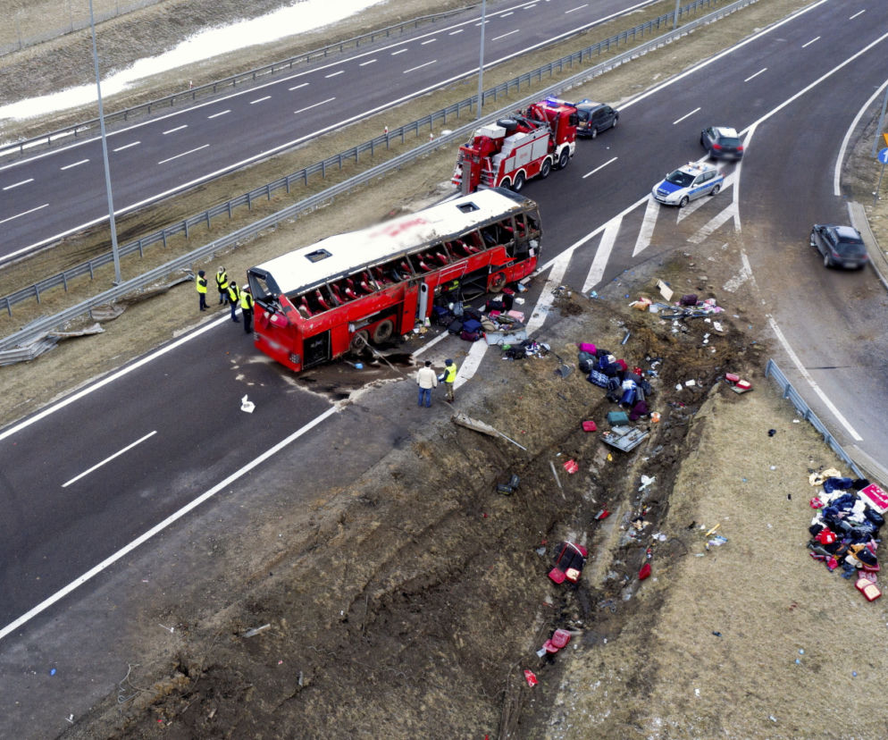 Tragiczny wypadek na A4. Autobus wypadł z autostrady. Nie żyje 5 osób