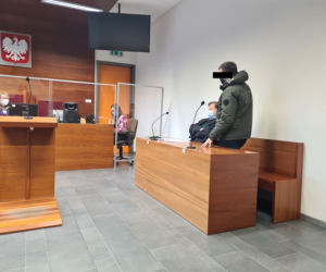 Rzeszów. Ruszył proces policjanta, który robił w hipermarkecie zdjęcia miejsc intymnych kobiecie 