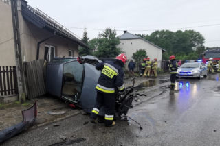 Otwock: O WŁOS OD TRAGEDII! Uderzył autem w budynek, w którym była kobieta! [GALERIA]
