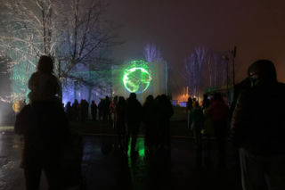 Śląskie: Tłum ludzi obserwował pokaz iluminacji w parku. Interweniowała policja