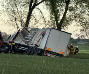 Kierowca zmiażdżony w aucie po czołowym zderzeniu