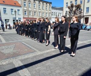 Polonez maturzystów z I LO na rynku w Ostrzeszowie