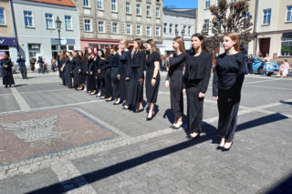 Polonez maturzystów z I LO na rynku w Ostrzeszowie