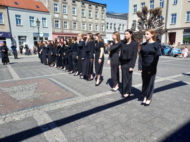 Polonez maturzystów z I LO na rynku w Ostrzeszowie