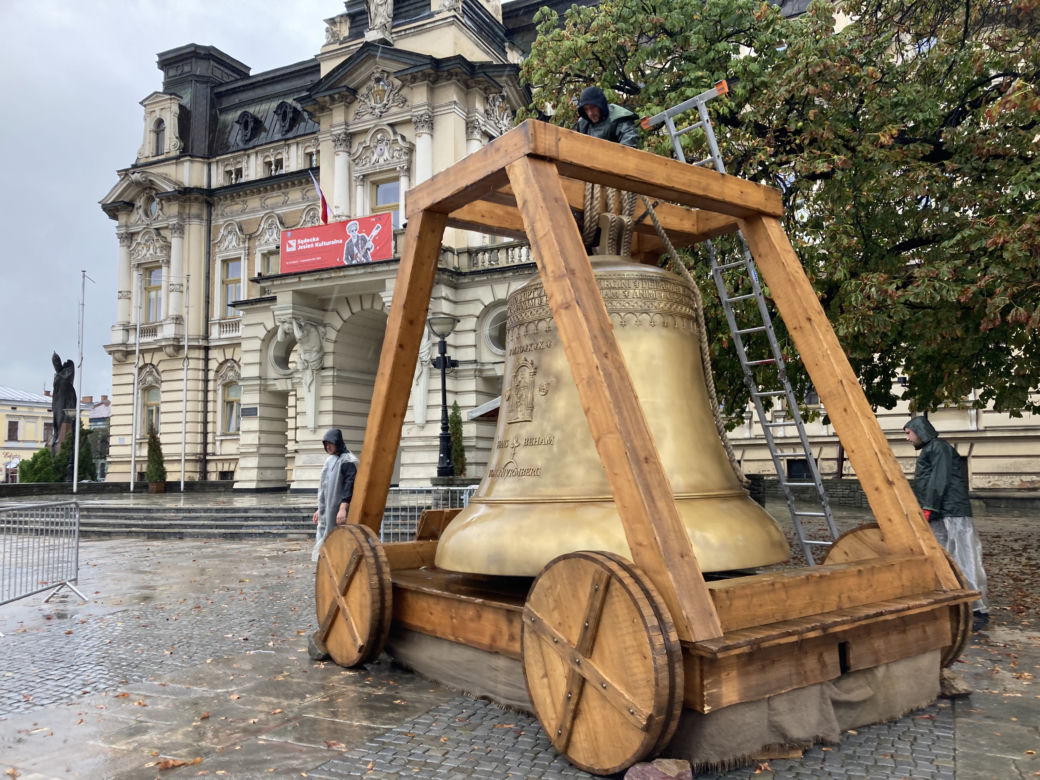 Replika dzwonu Zygmunt w Nowym Sączu