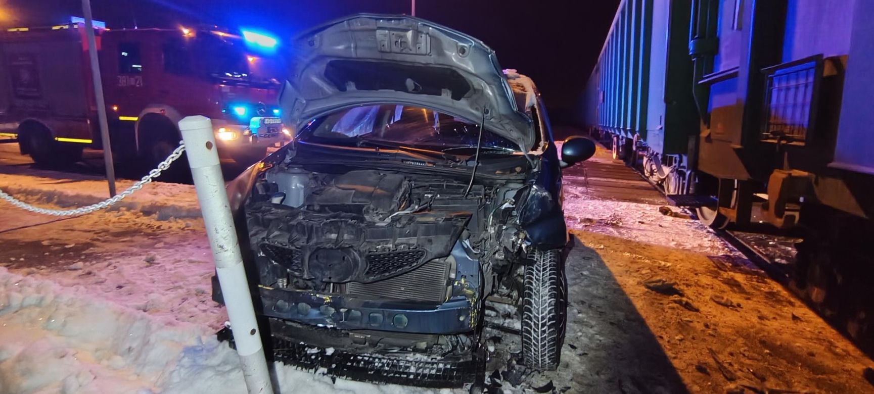 Zignorowała znak stop i wjechała pod pociąg! 40-latka cudem uniknęła śmierci