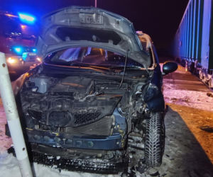 Zignorowała znak stop i wjechała pod pociąg! 40-latka cudem uniknęła śmierci