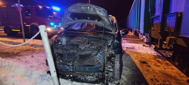 Zignorowała znak stop i wjechała pod pociąg! 40-latka cudem uniknęła śmierci