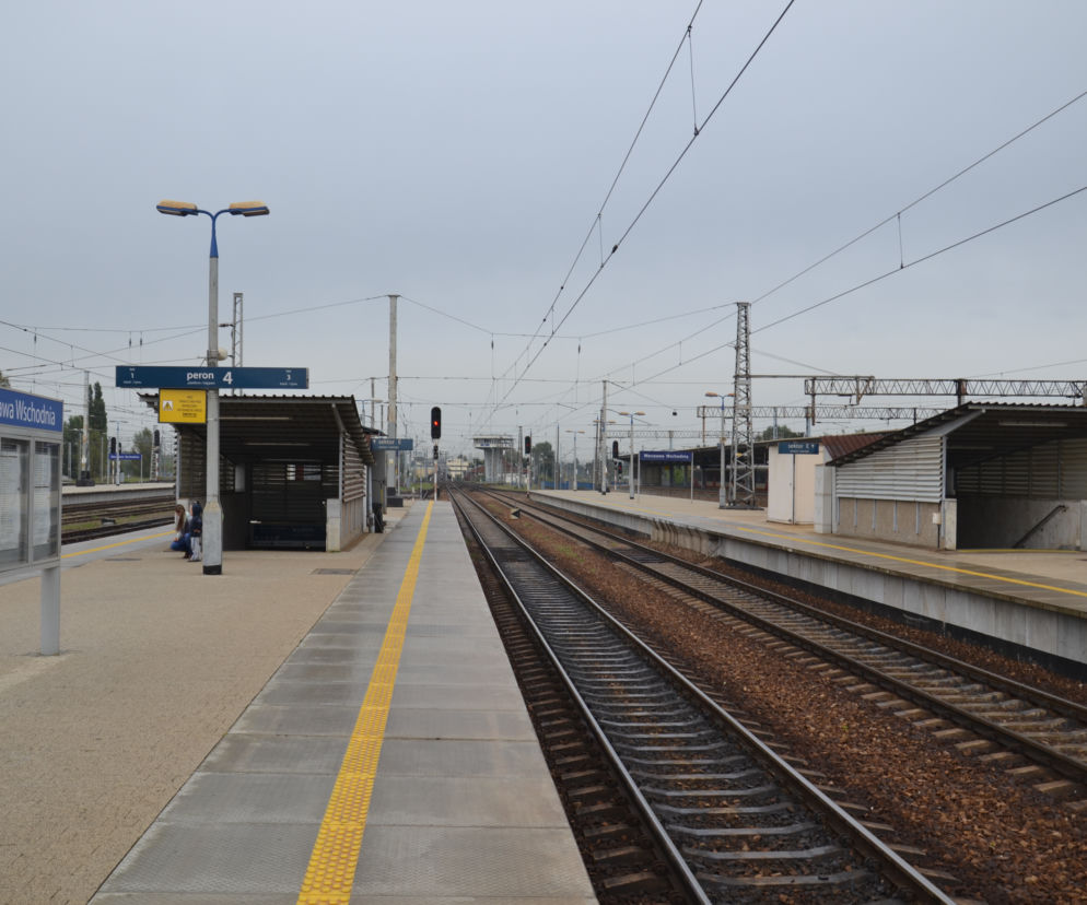 Uszkodzona sieć trakcyjna na stacji Warszawa Wschodnia