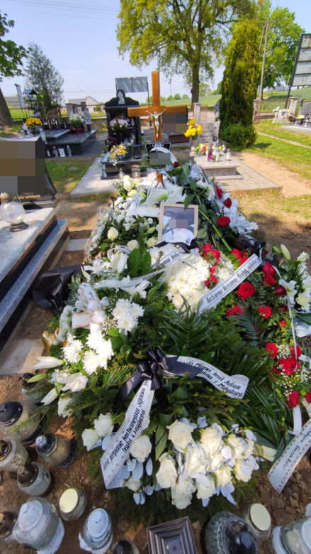 Jakub spoczął w grobie z ojcem, tuż obok brata. Wśród kwiatów jest wieniec od ukochanej, która ledwo przeżyła wypadek