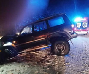 Trudne warunki na drogach w Podlaskiem. Śnieg i lód utrudniają jazdę [ZDJĘCIA]